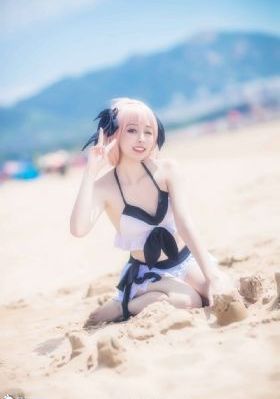 森林里的熊先生在冬眠中
